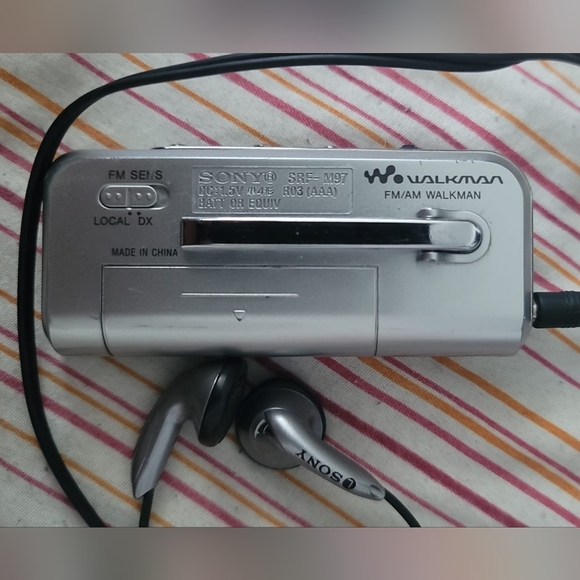 2005 Sony Walkman SRF-M97 FM AM LCD Pocket Radio w/ Headphones (working) - Picture 4 of 4